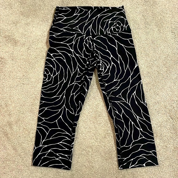 Lululemon black and white flower pattern capris. Size US 2 - Picture 1 of 3